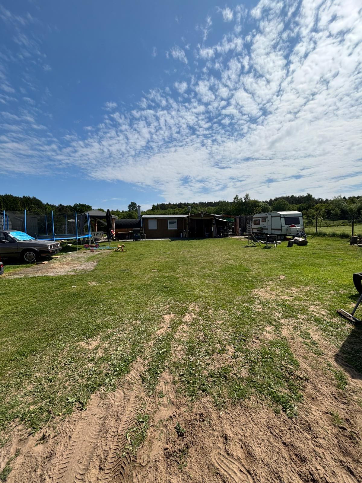 Weite Wiese mit Blick auf das Camp