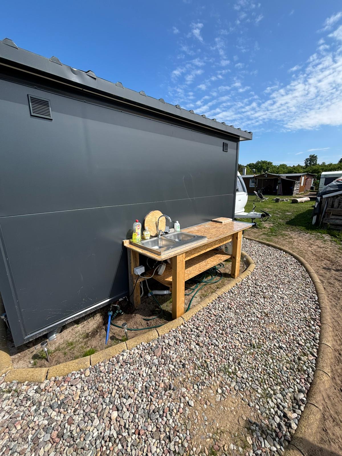 Outdoor-Spülbereich am Sanitärhaus