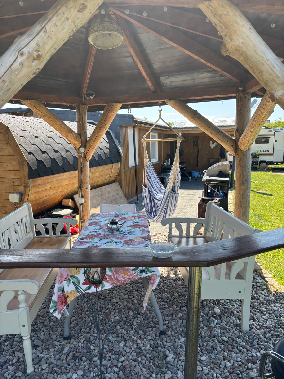 Pavillon mit Hängesessel, Tisch und Saunafass
