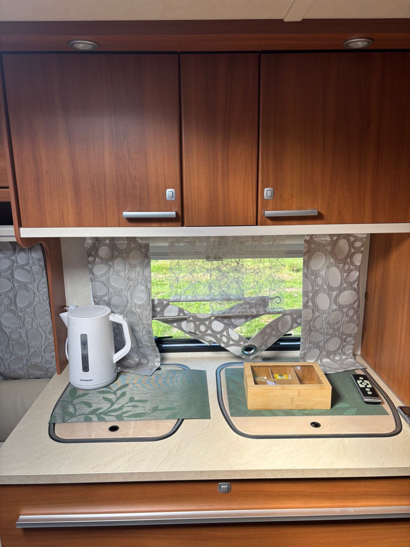 Küchenzeile mit Wasserkocher und Teebox
