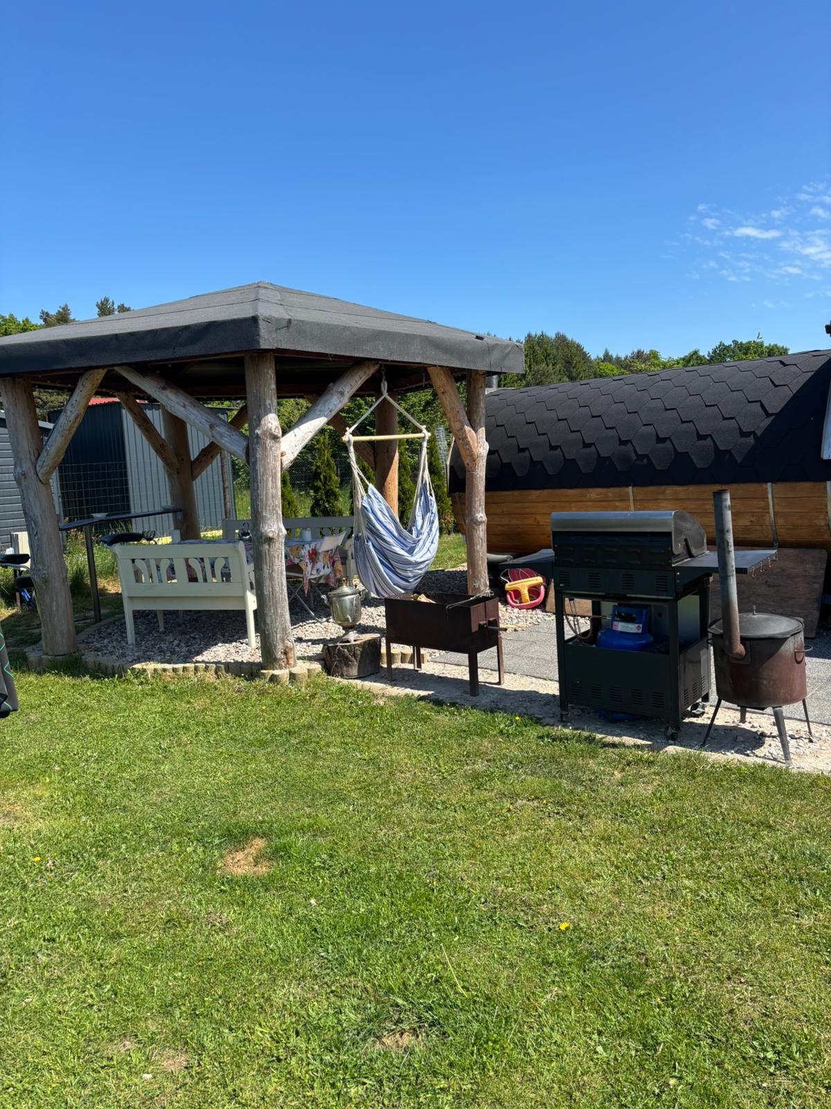 Pergola mit Grill und Saunafass