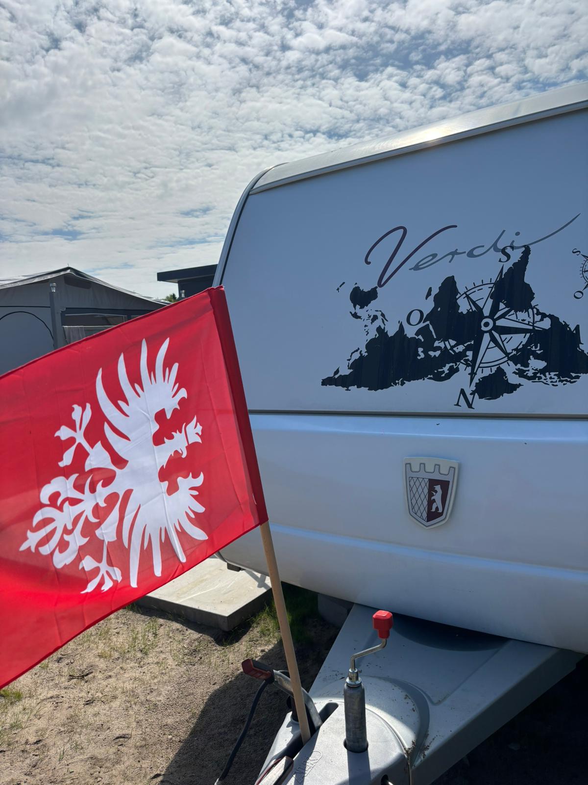 Anatoli-Schriftzug und Wappen am Wohnwagen