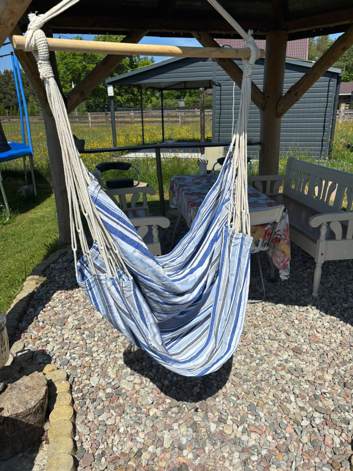 Hängesessel unter der Pergola im Camp