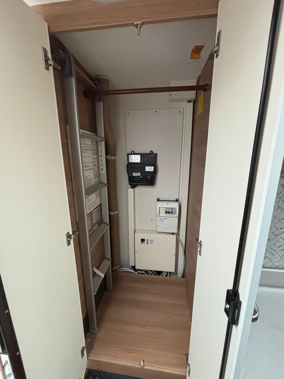 Kleiderschrank mit Technikfach im Valentin