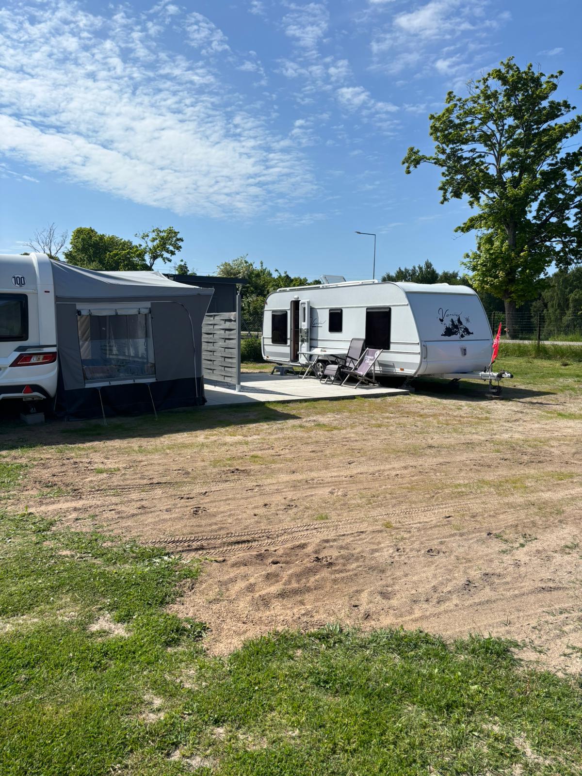 Wohnwagen mit Vorzelt auf der Wiese