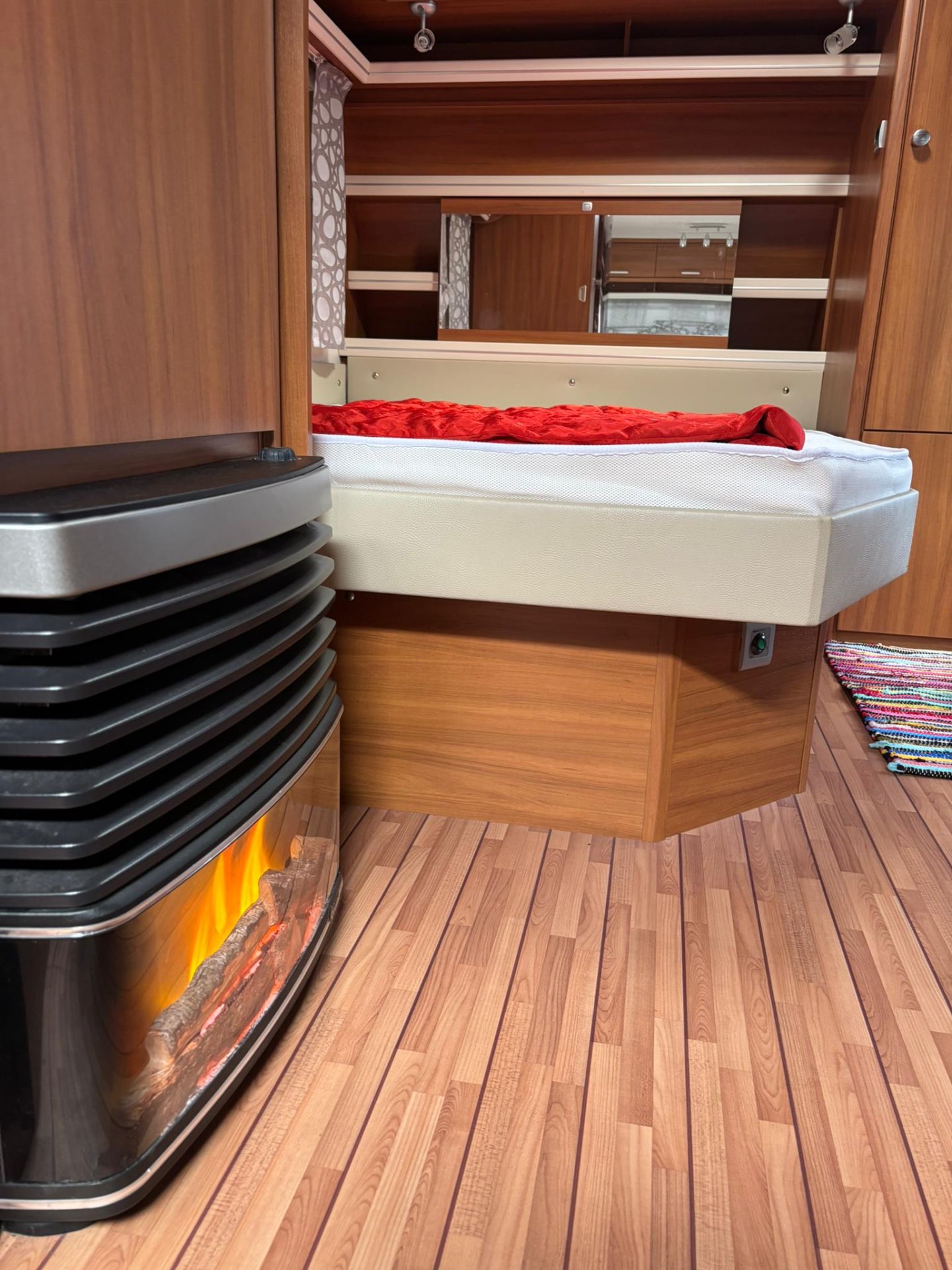 Elektrischer Kamin neben dem Bett im Anatoli
