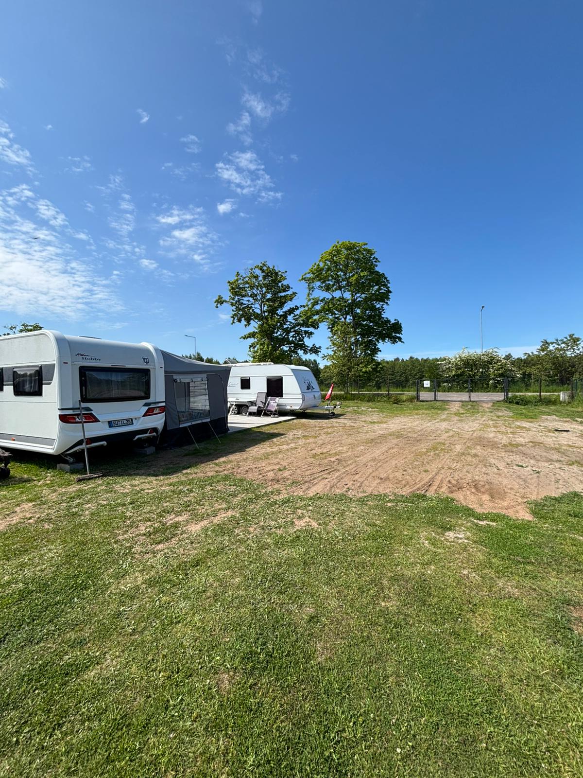 Camper-Stellplätze im Camp