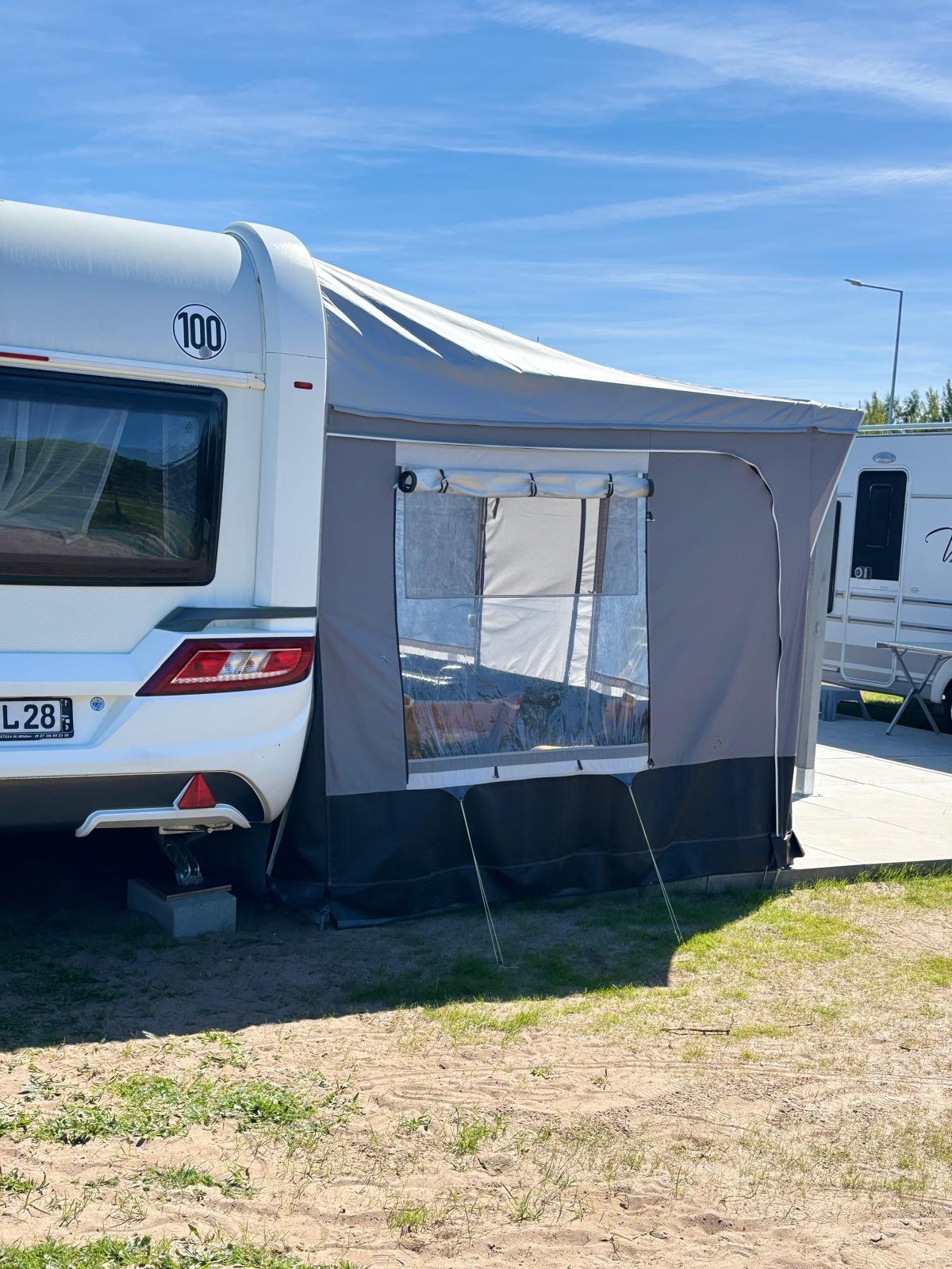 Valentin mit Vorzelt auf dem Stellplatz