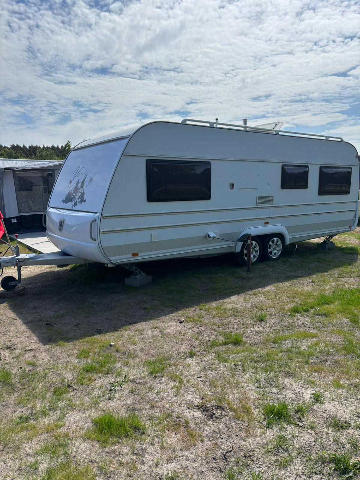Wohnwagen Anatoli von außen auf dem Stellplatz