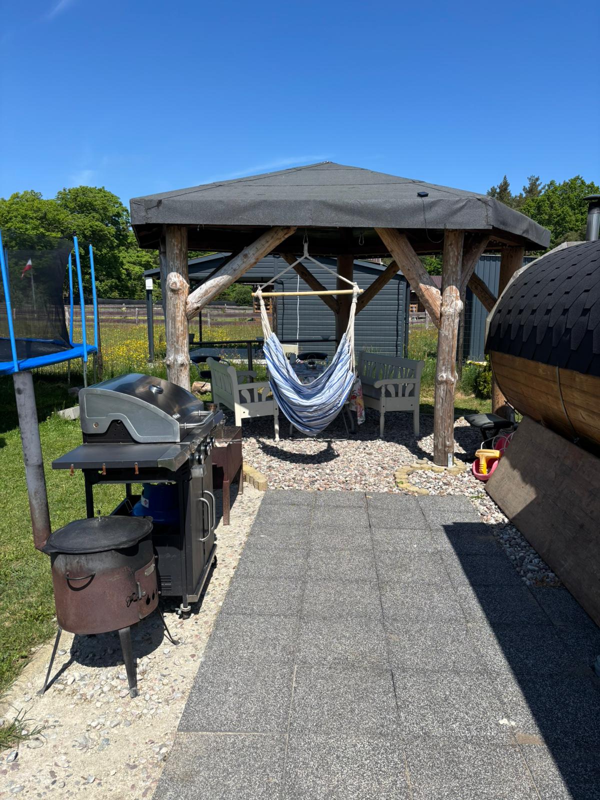 Outdoor-Küche mit Grill und Hängesessel