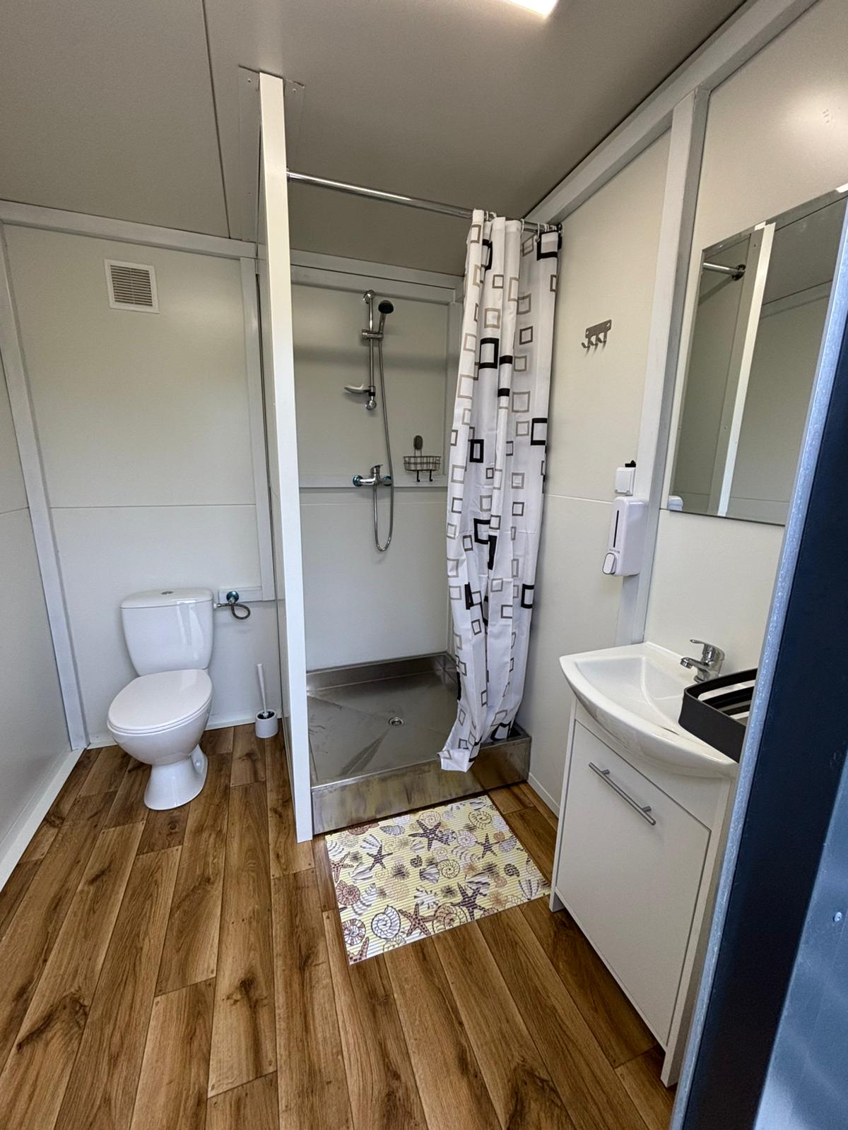 Eigener Sanitärcontainer beim Valentin mit Dusche und WC