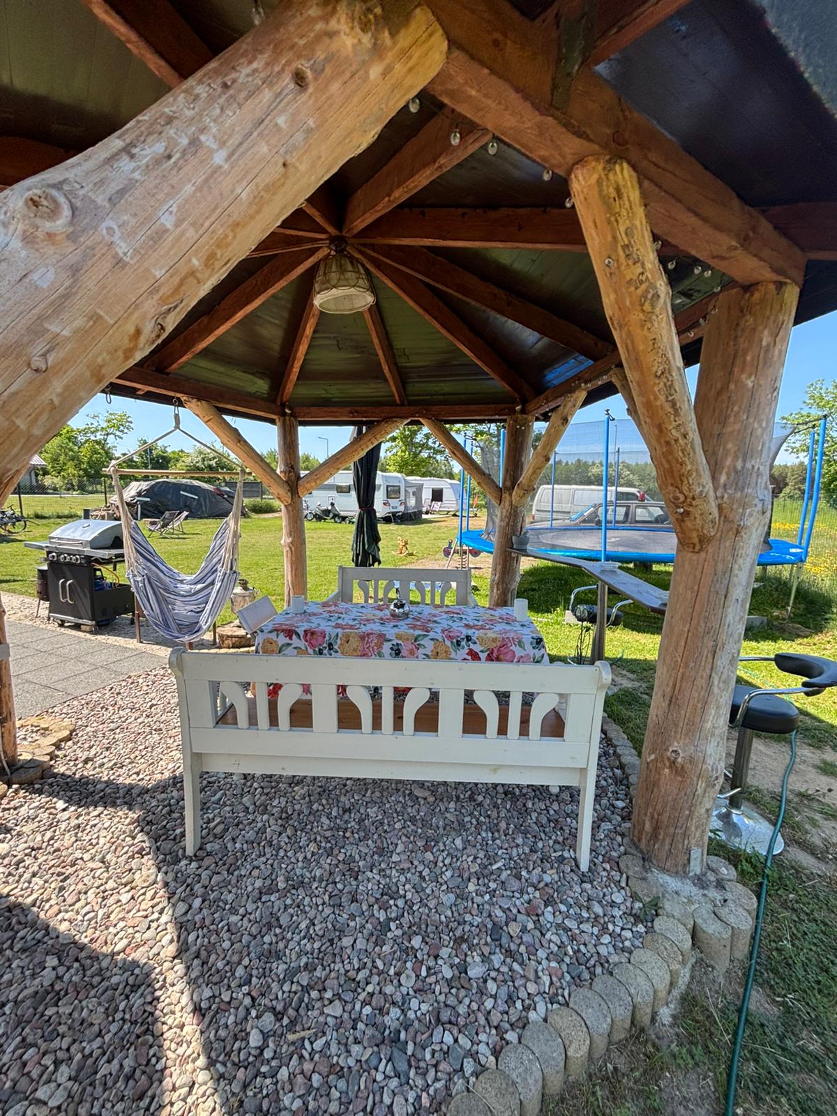 Pavillon mit Sitzbank und Blick auf die Camper