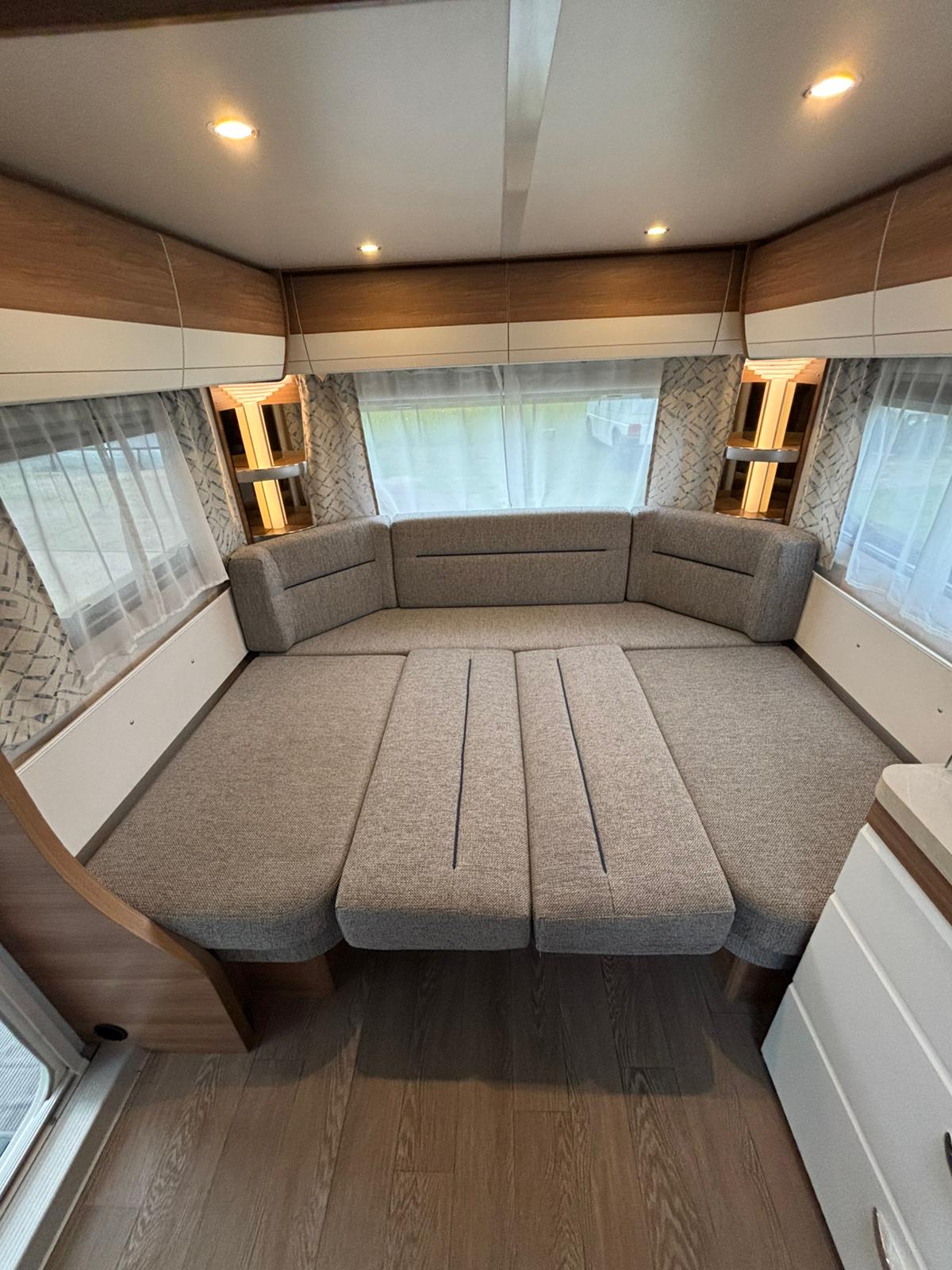 Sitzecke umgebaut zum Bett im Valentin