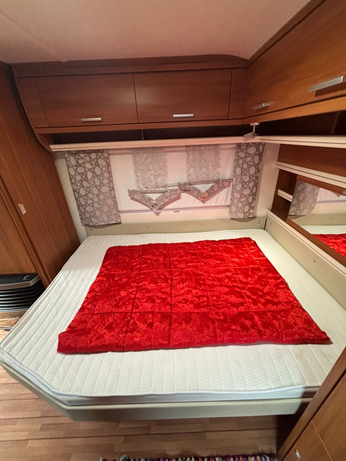Bett im Anatoli mit Stauraum darüber