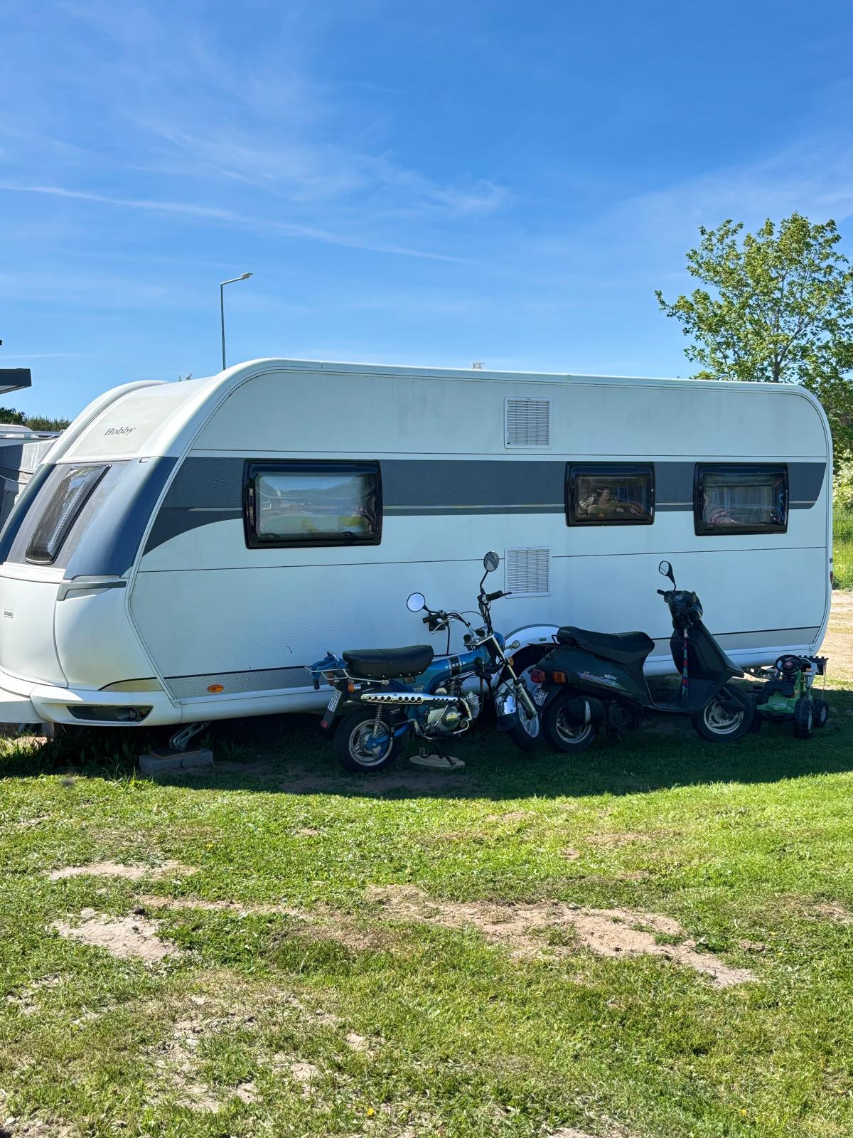 Wohnwagen Valentin mit Rollern und Mopeds