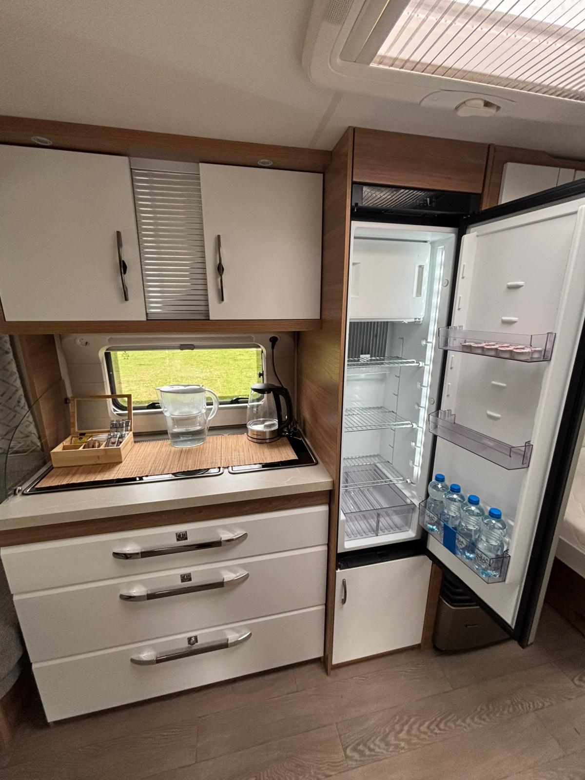 Küchenzeile im Valentin mit Kühlschrank und Wasserkrug