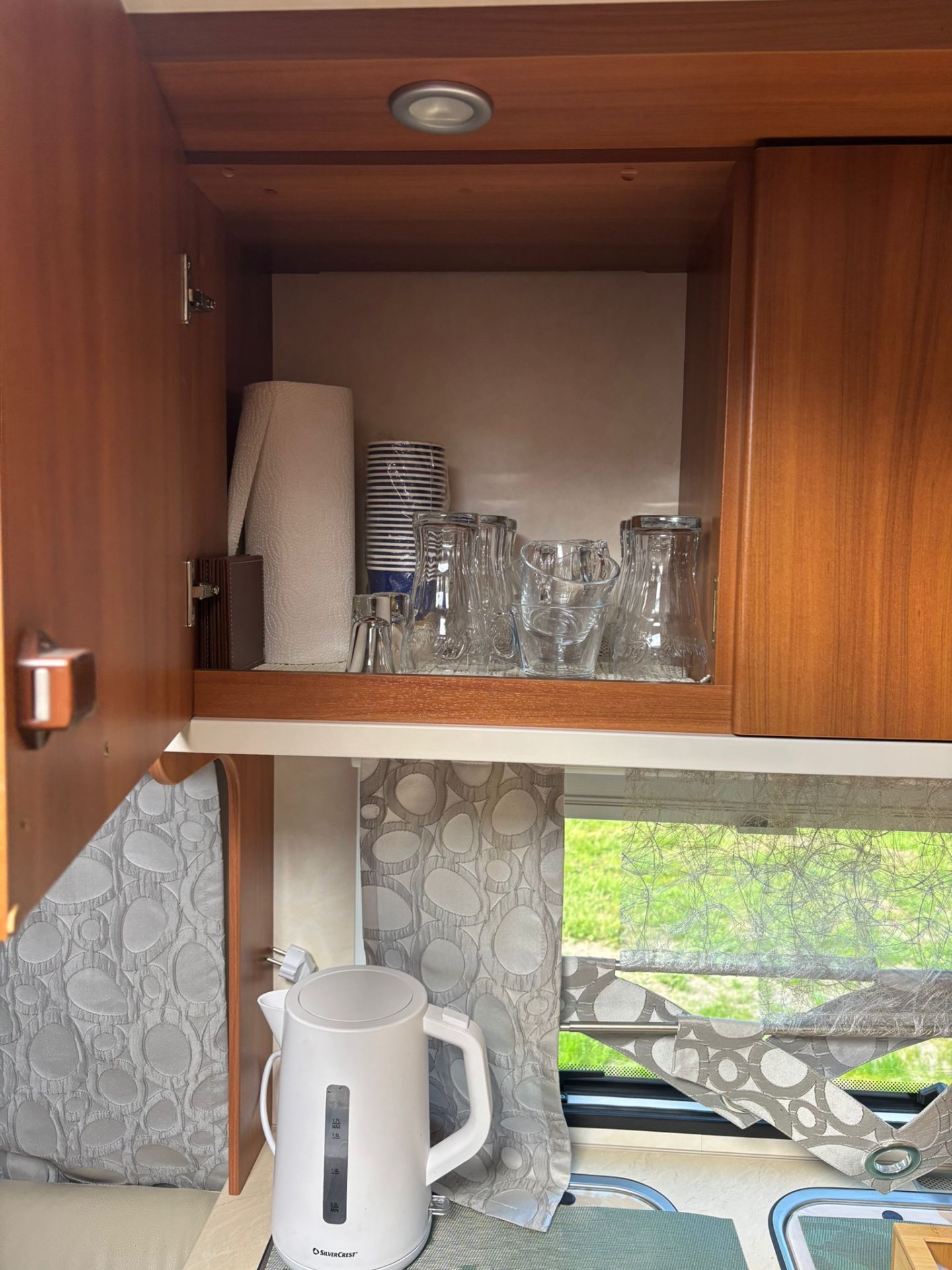 Oberschrank mit Gläsern und Tassen