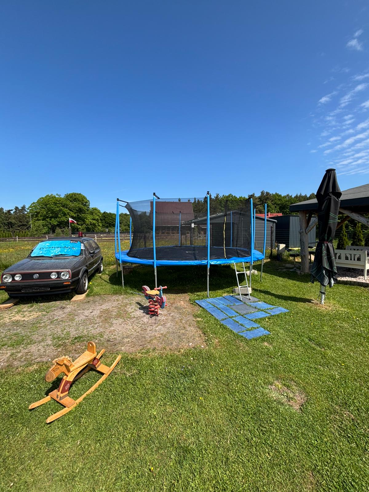 Trampolin und Spielbereich für Kinder