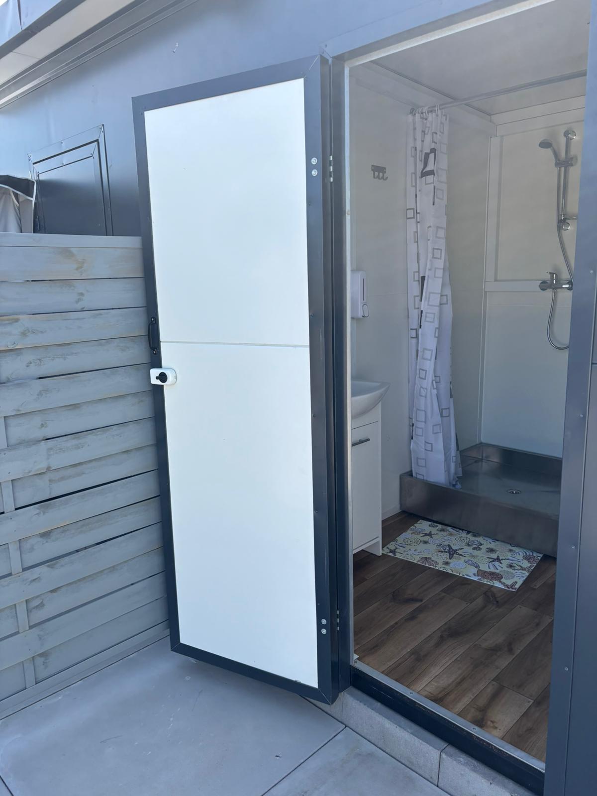 Eingang zum privaten Sanitärcontainer